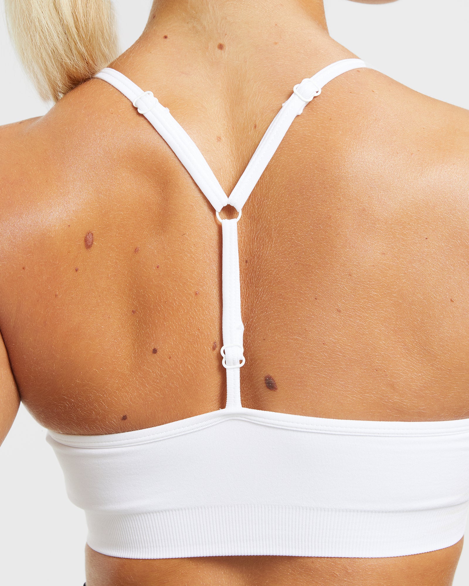 Essential Seamless V Neck Sports Bra - White - aybldev